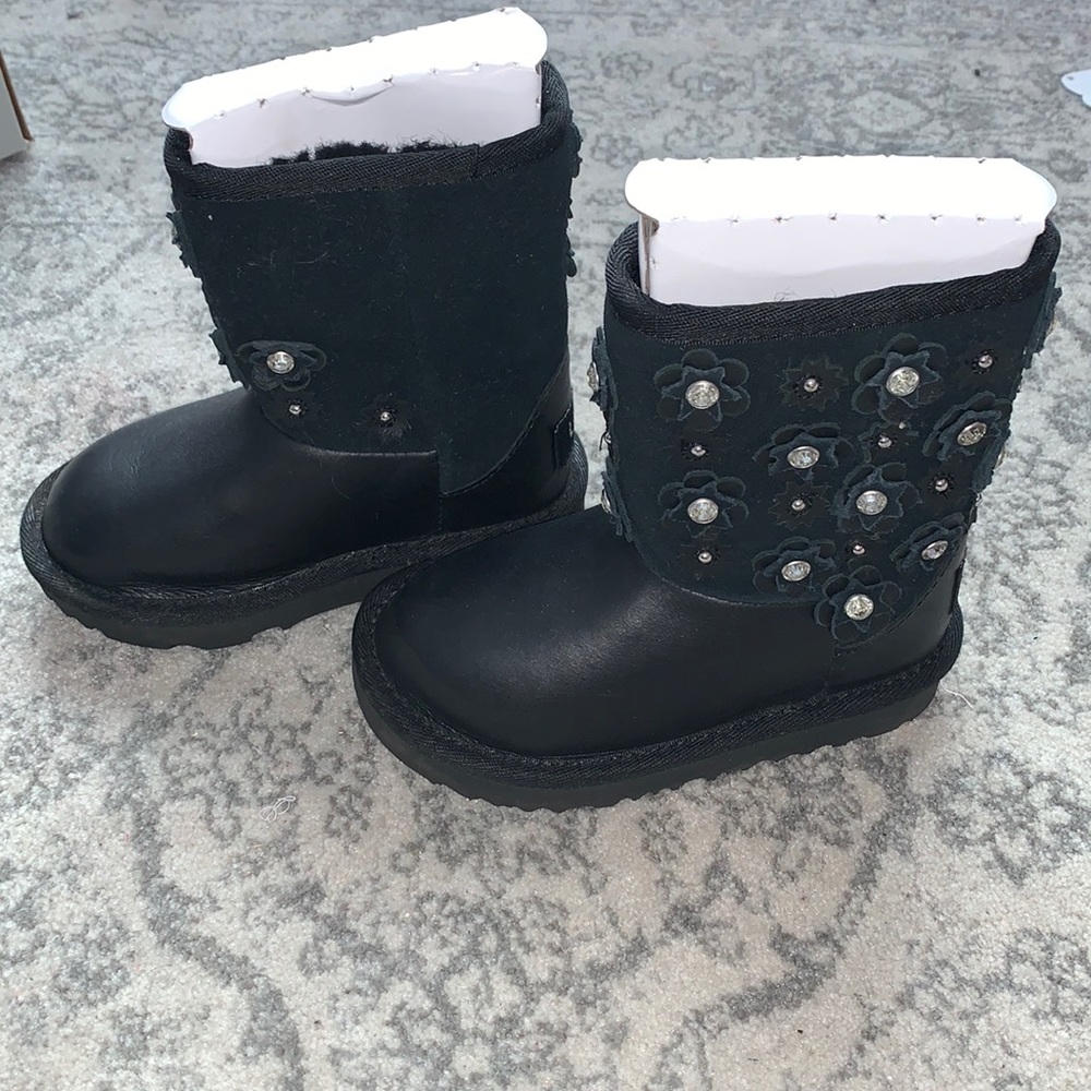New Ugg kids boots. Size 8!